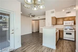 Foto del edificio - 9050 W Warm Springs Rd