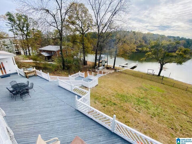 Foto del edificio - 992 Clear Creek Dr