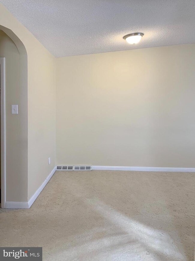 Foto del edificio - 7704 Whitaker Ave