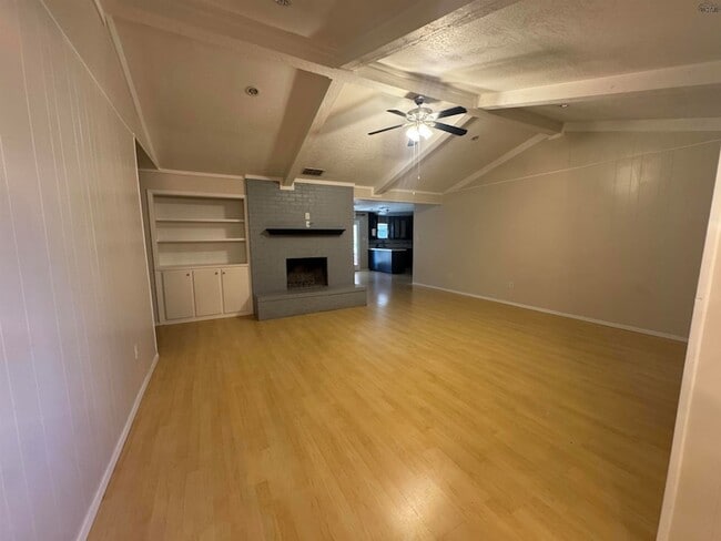 Foto del edificio - 4422 McNiel Ave