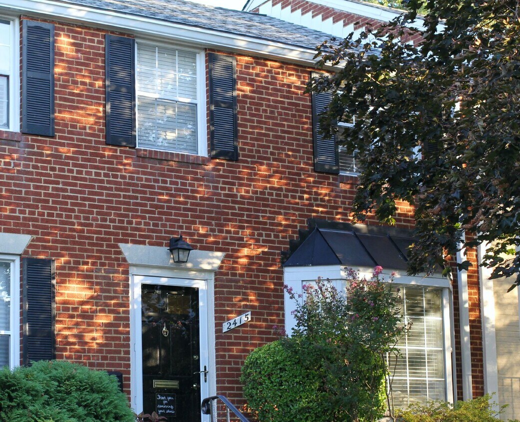Townhome Front - 2415 N Dearing St