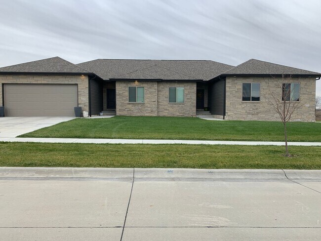 Building Photo - Daylight ranch townhome with 2 stall garage.  Private driveway and covered deck. high end finishe...