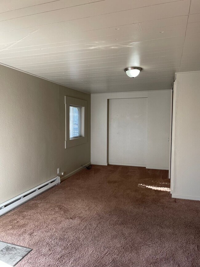 Building Photo - 1 Bedroom Apartment!