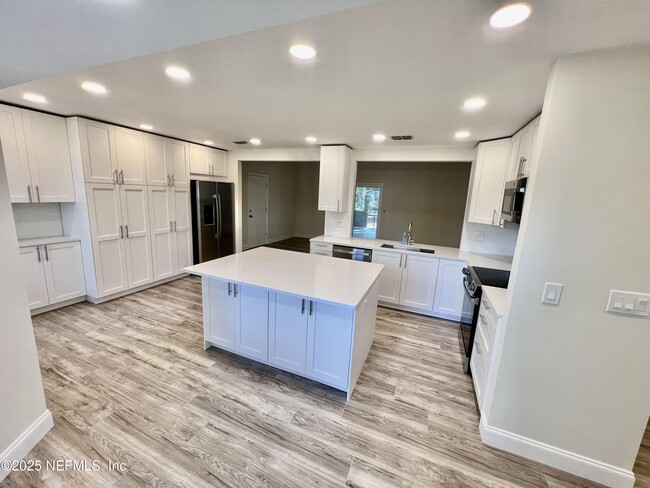 Building Photo - 13582 Cardona Dr