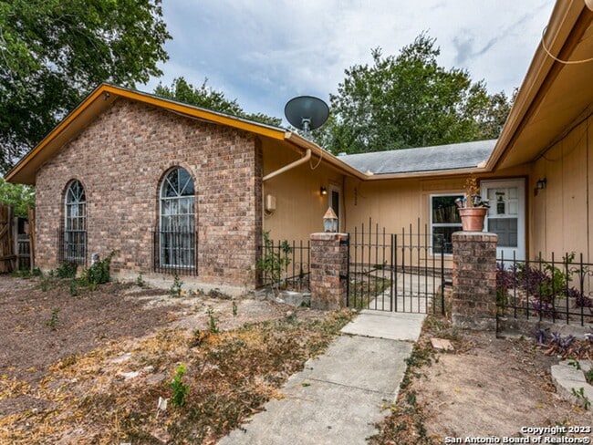 Building Photo - 3 Bedroom/1 Bathroom Home in the Camelot I...