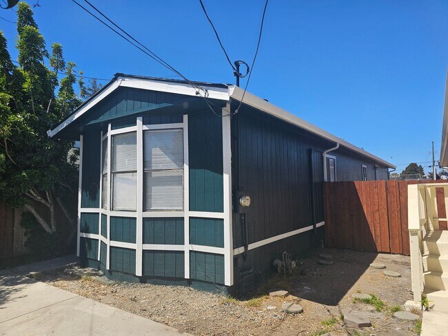 Foto del edificio - 639-643 S Elmhurst Ave