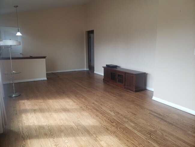 Building Photo - 2544 Bel Air Dr