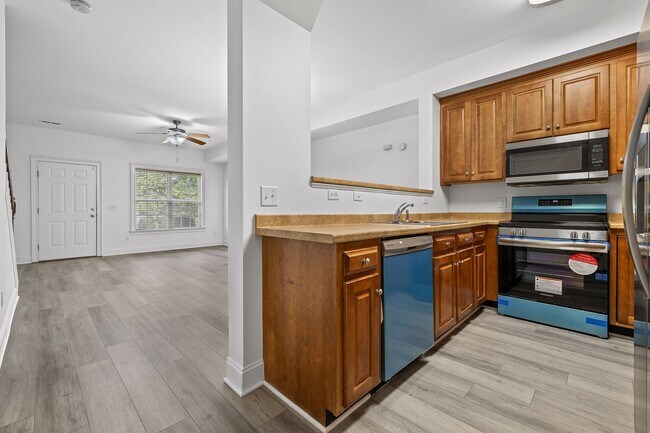 Foto del edificio - Newly renovated 3-bedroom, 2-bathroom town...