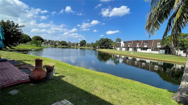 Foto del edificio - 9113 Lime Tree Ln