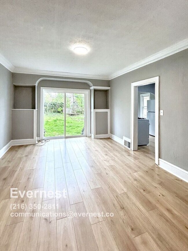 Foto del edificio - Charming 3-Bedroom Lower Duplex with Firep...