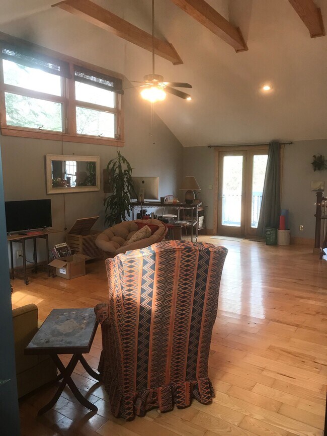 Building Photo - 304 Iron Ridge Loop