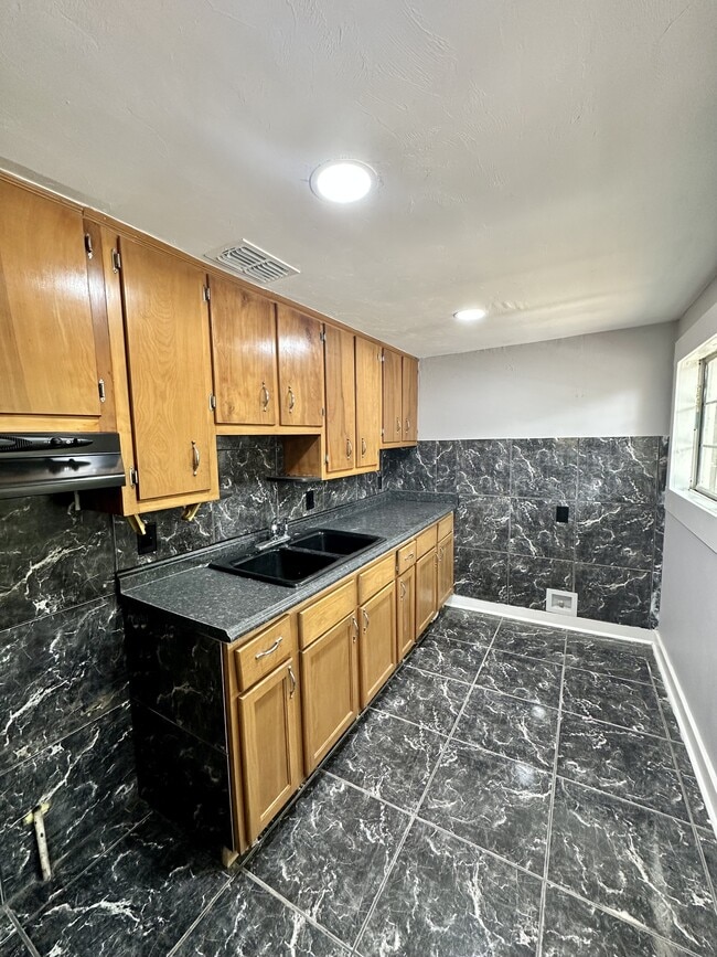Building Photo - 3021 Creekwood Ln