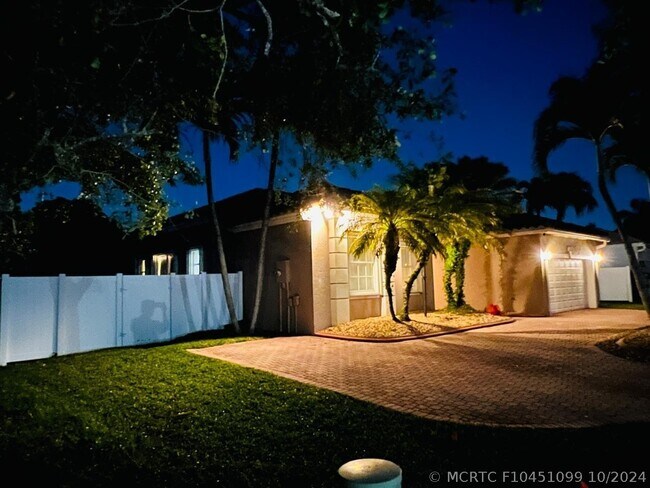 Foto del edificio - 12725 NW 18th Ct