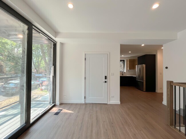 Foto del edificio - 3710 N Kenmore Ave