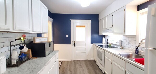 Building Photo - Newly Remodeled Home, Close to Hospital