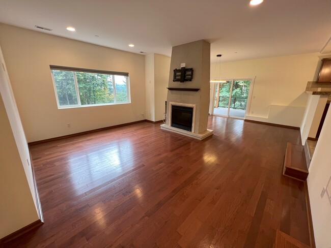 Living room/dining room 2 - 21078 NE 15th St