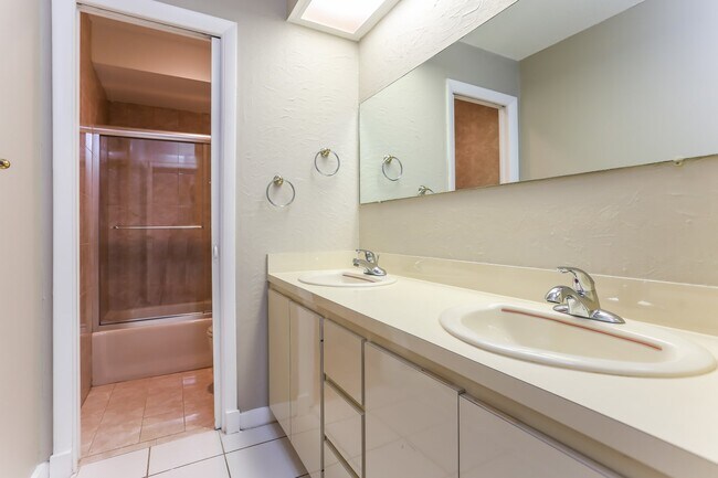 Building Photo - 4994 SW 94th Ave