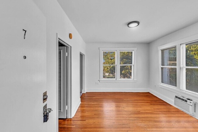 Foto del edificio - 529 NE 66th St