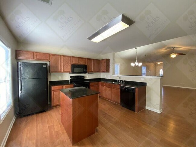 Building Photo - Nice 3 bedroom, 2 bathroom Newer Single Le...