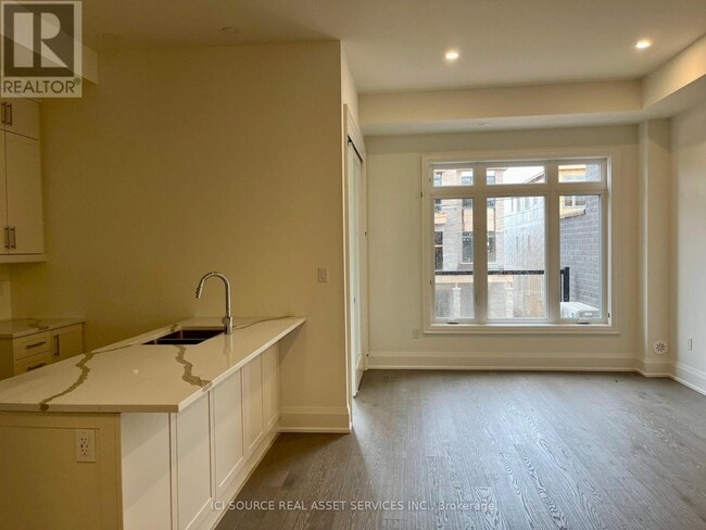 Photo du bâtiment - 3322 Azam Wy