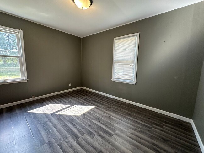 Foto del edificio - 2 bedroom house available now $750