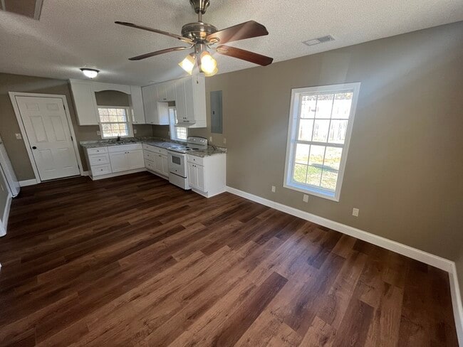Building Photo - Available NOW! Cute home on 0.75 acres!