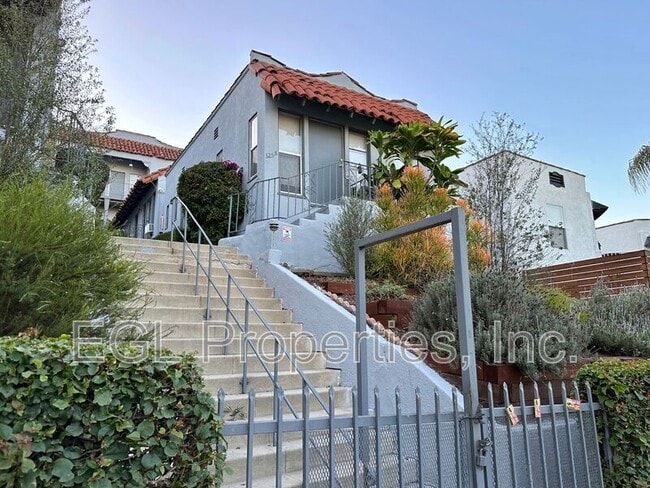 Building Photo - 325 1/2 N Alexandria Ave