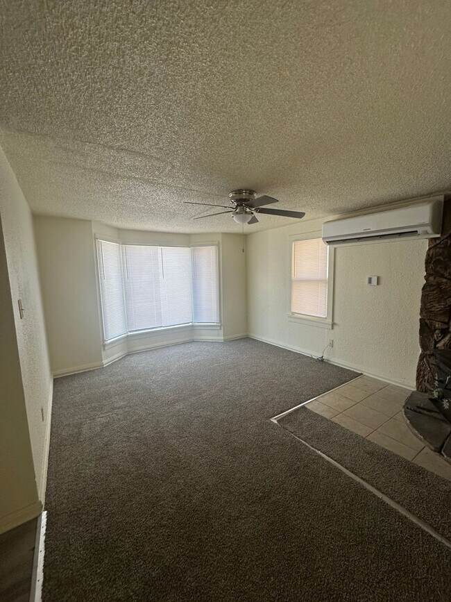 Building Photo - Newly Remolded Spacious 4 Bedroom!