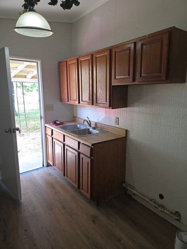 Building Photo - LIMITED TIME**NO APPLICATION FEE**1/2 OFF ...