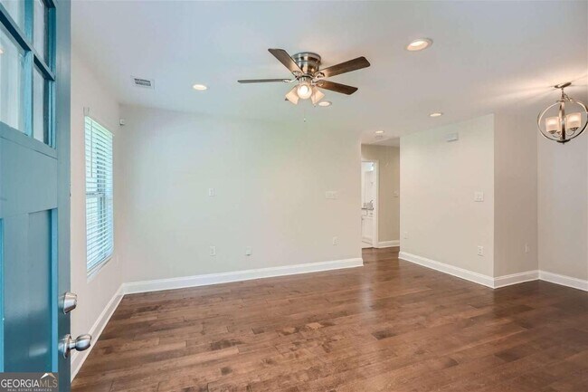 Building Photo - 2952 Palm Dr