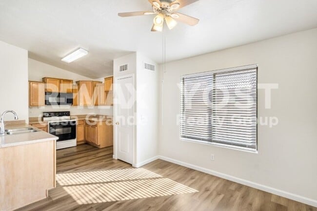 Building Photo - Sunshine, Space & a Backyard to Enjoy!