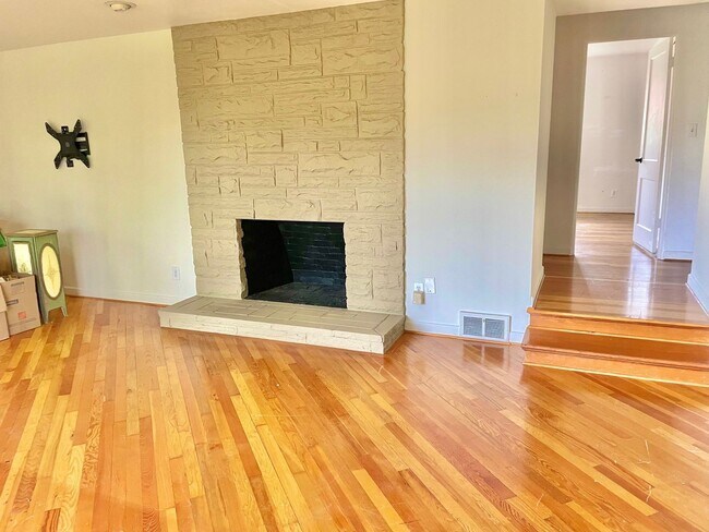Building Photo - Charming  home on quiet street, great loca...