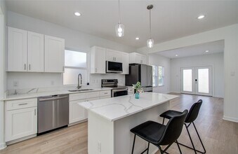 Building Photo - 8316 Peachtree St