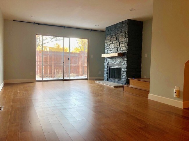 Building Photo - Stunning Duplex in Denver
