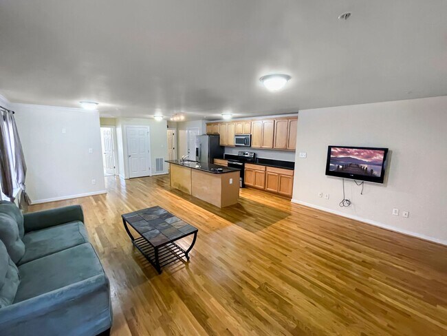 Foto del edificio - Stylish 3-Bedroom Condo in the Heart of Ca...