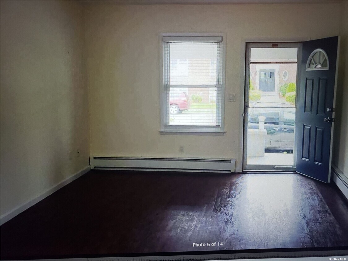 Primary Photo - 472 Merrick Rd