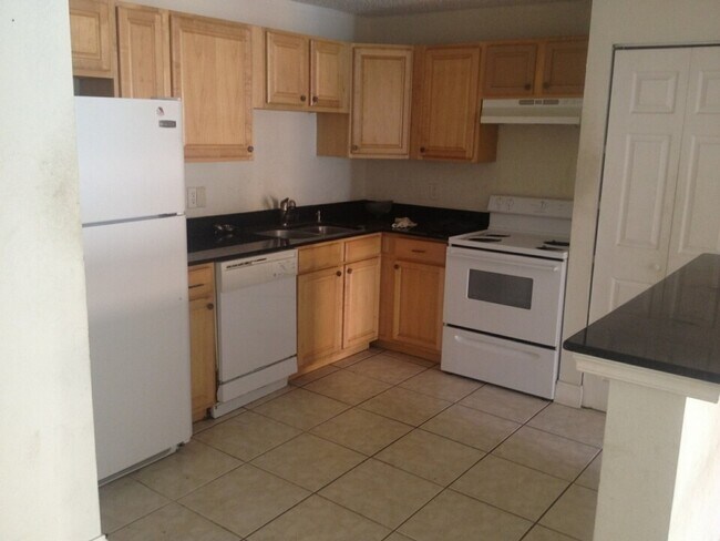 Foto del edificio - Large 2-1 apartment with central air