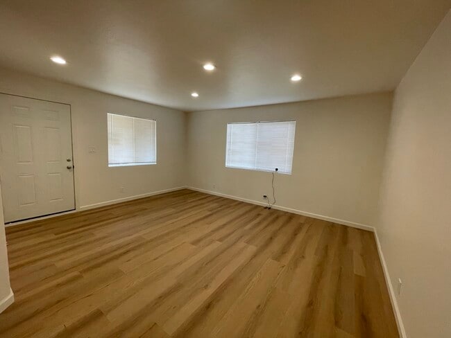 Building Photo - 413 Laurel Ave