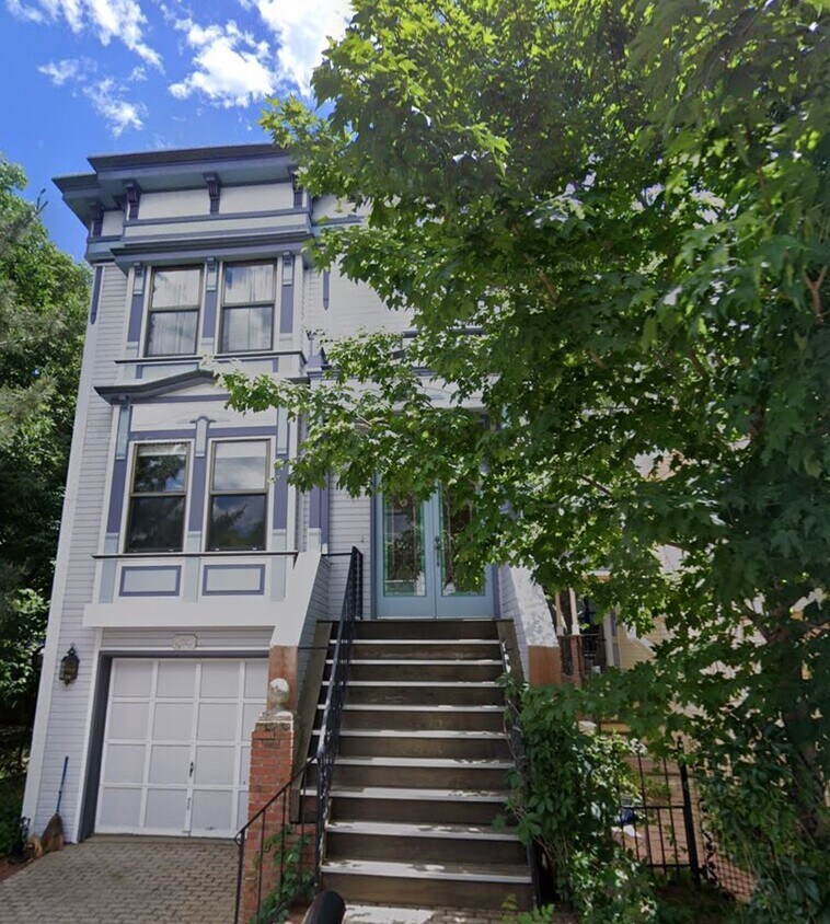 Foto principal - West Pearl St. Beauty - 3 Bed 3 Bath Townh...