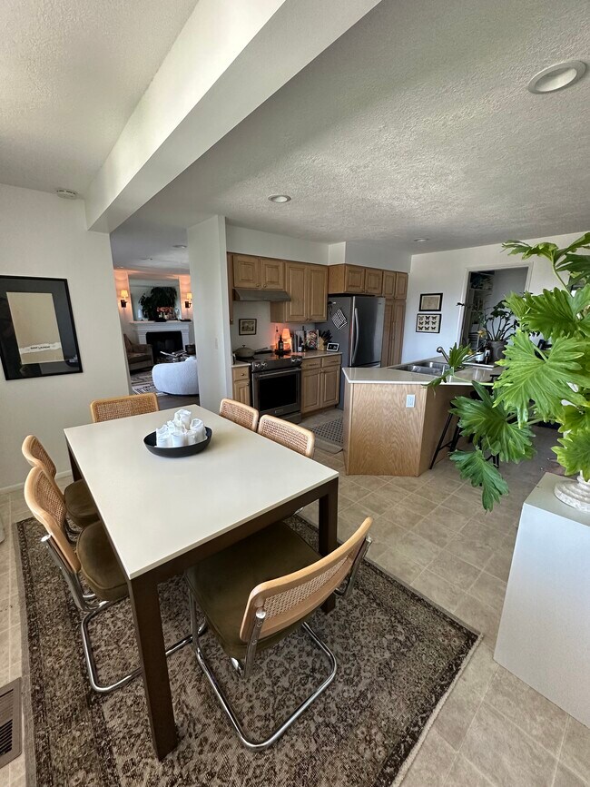 Foto del edificio - 265 N Vine St