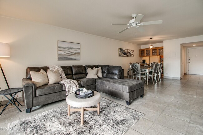 Foto del edificio - 7625 E Camelback Rd