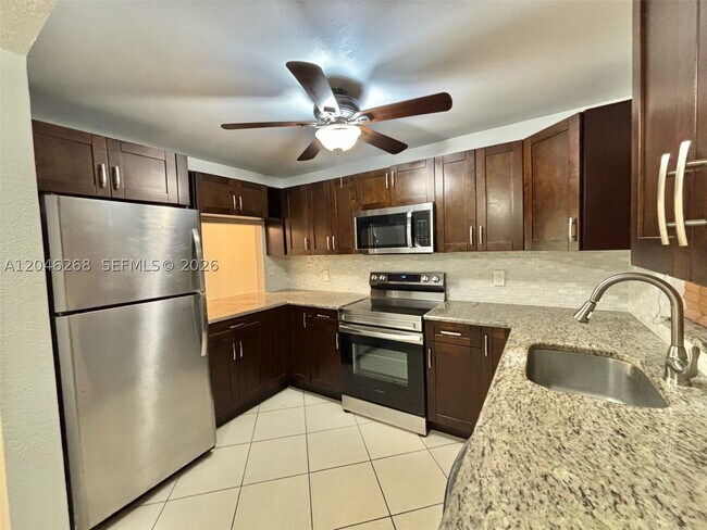Foto del edificio - 9411 Evergreen Pl