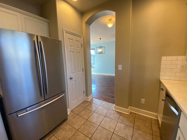 Foto del edificio - Super Cute 3 Bedroom Home With Porch Swing!