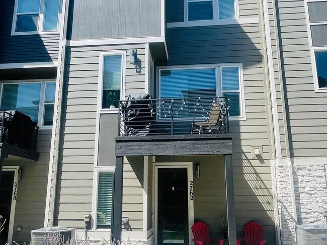 Building Photo - Modern 2 Bedroom Townhome - 15 min from Do...