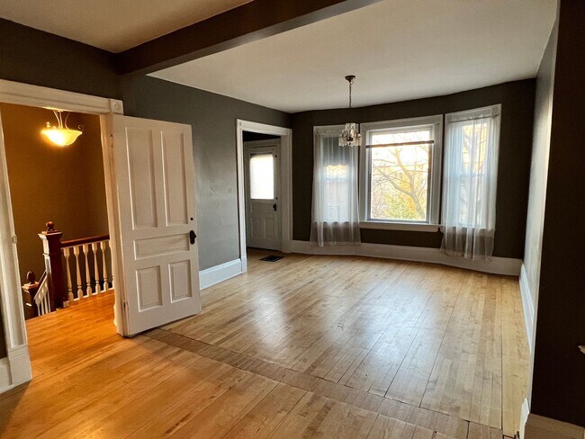 Foto del edificio - Gorgeous 4 Bedroom East Side Single Family Home!