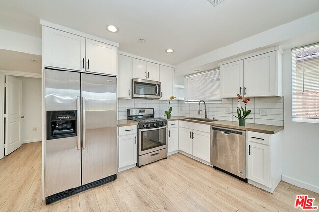 Building Photo - 965 S Lorena St