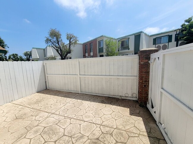 Building Photo - 8238 Henderson Green