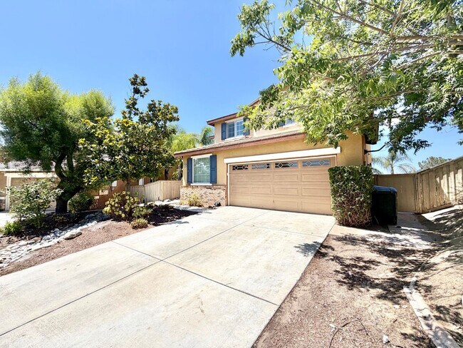 Foto del edificio - Spacious 5 Bedroom Redhawk Home with LARGE Loft & Backyard in Prime Location