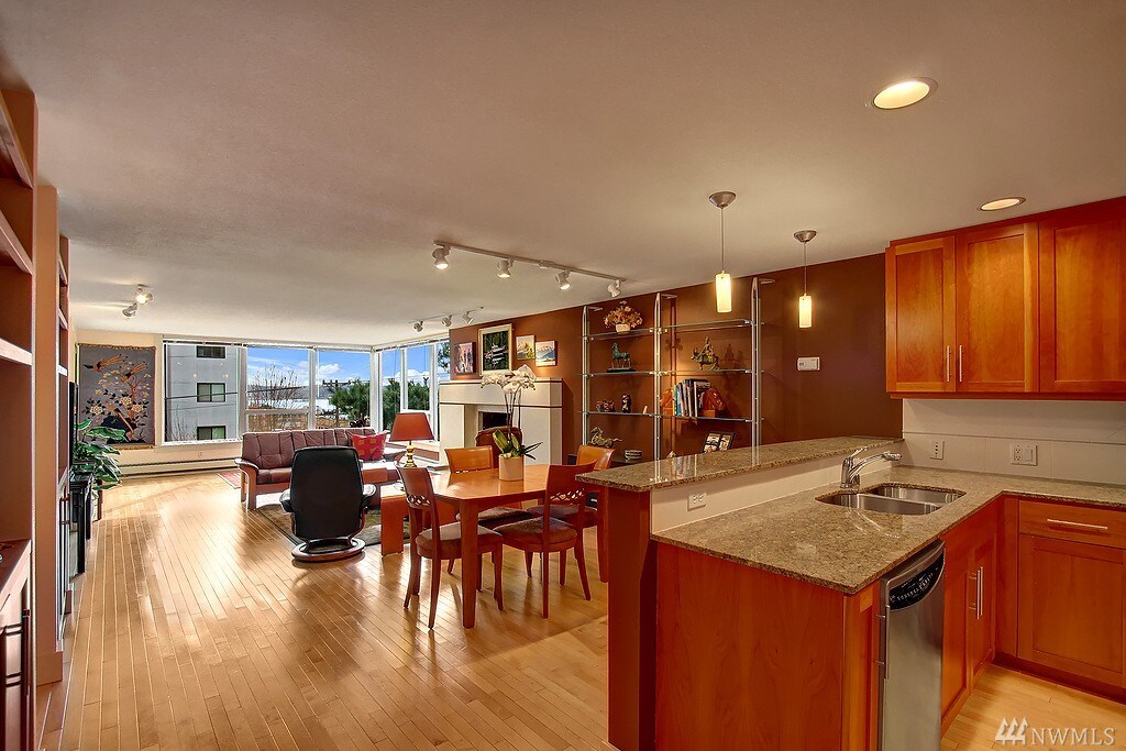 Looking into living/dining areas - 900 Warren Ave N