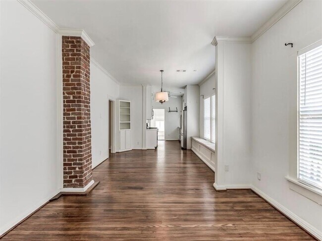 Building Photo - 310 W 13th St